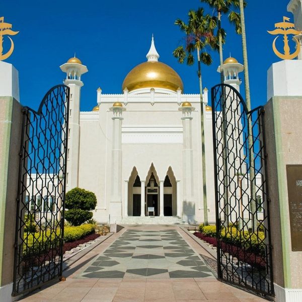 Omar ali saifuddin mosque 1 600x600